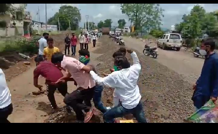 the-young-swabhiman-team-carried-out-a-deadly-attack-on-the-manager-and-workers-of-the-contractor-company-amravati-mandal