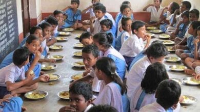 Indian-school-children-eating-midday-meals-amravati-mandal