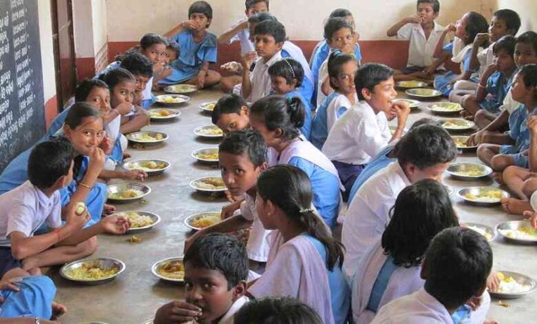 Indian-school-children-eating-midday-meals-amravati-mandal