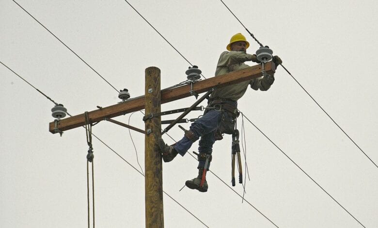 electricity-worker-falls-from-a-pole-amravati-mandal