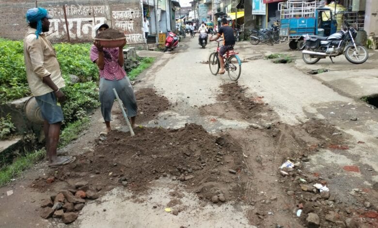 Smudge-from-the-mud-of-road-pits-amravati-mandal