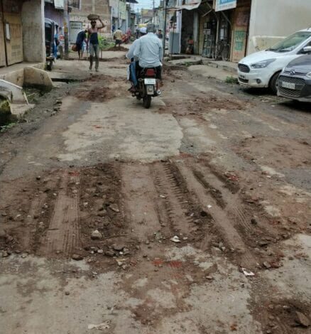Smudge-from-the-mud-of-road-pits-amravati-mandal