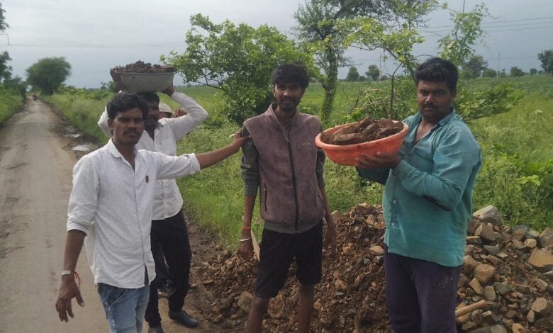 mns-workers-extinguished-the-pit-of-the-way-amravati-mandal
