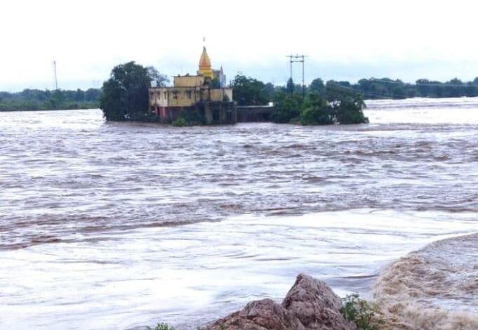 narasimha-temple-surrounded-by-flood-amravati-mandal