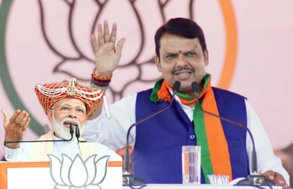 pm-modi-with-devendra fadnavis-amravati-mandal
