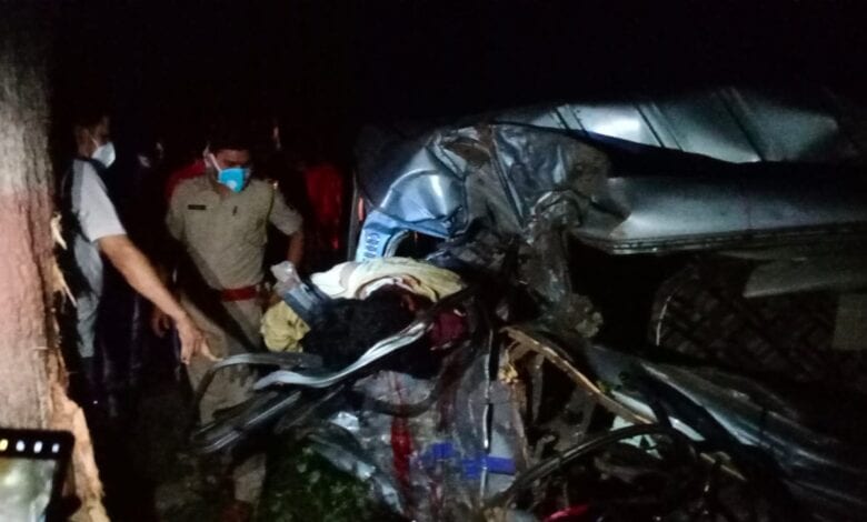 cruiser-car-crashed-into-a-tree-amravati-mandal