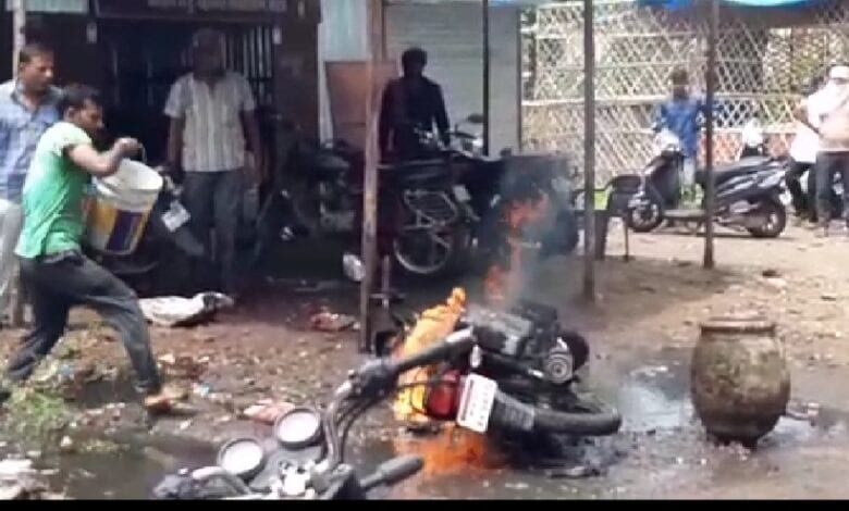 motor-cycle-fired-amravati-mandal