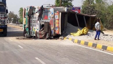 truck-overturned-amravati-mandal