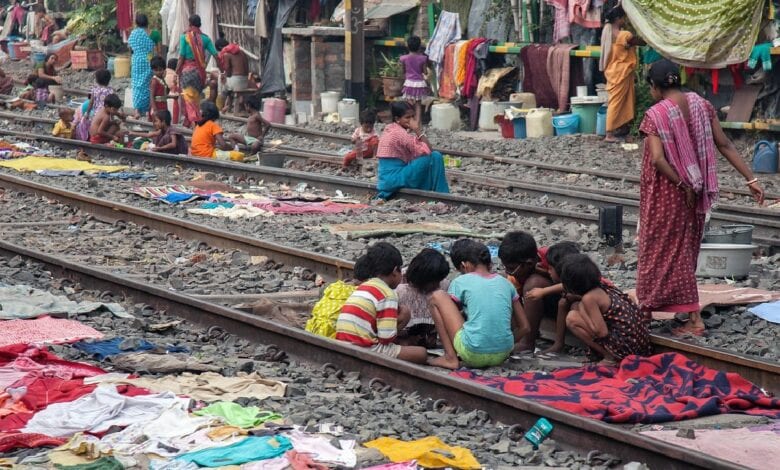 railway-track-slum-amravati-mandal