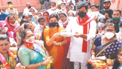 Rana-Couple-Visited-Mandir-Amravati-Mandal