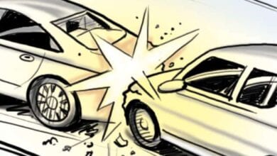 Two-cars-crowded-amravati-mandal