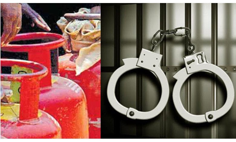 Gas-refilling-arrested-amravati-mandal