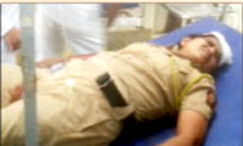Woman-police-injured-amravati-mandal