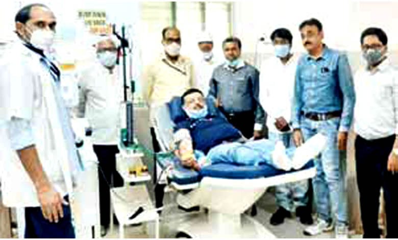 Sanjay-Harwani-with-Plasma-Donation-amravati-mandal