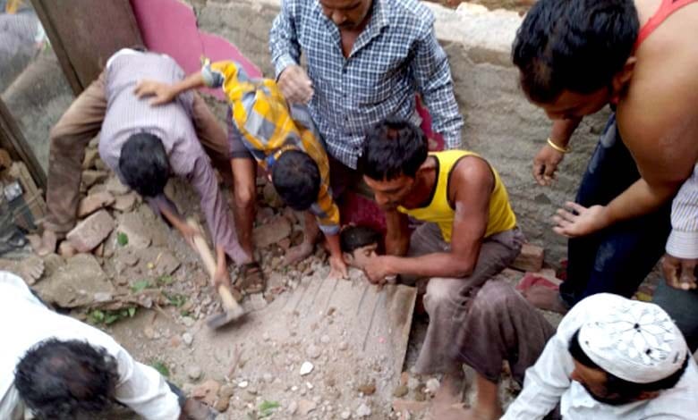 Wall-Collapsed-amravati-mandal
