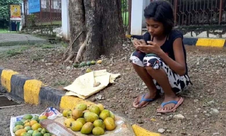 girl-selling-mango-amravati-mandal