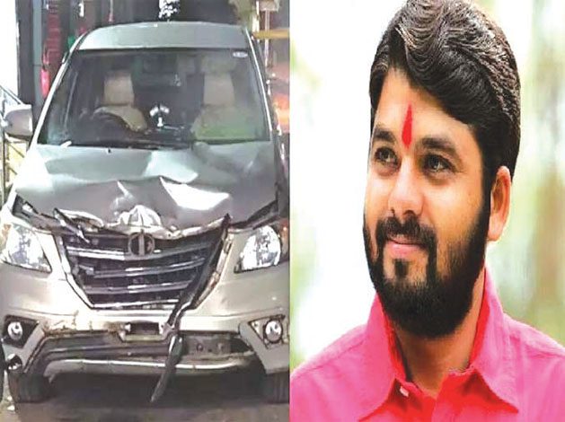 Tupkar vehcile crashed-Amravati-Mandal