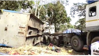 Truck's-Coal-Fell-on-the-Hut-amravati-mandal